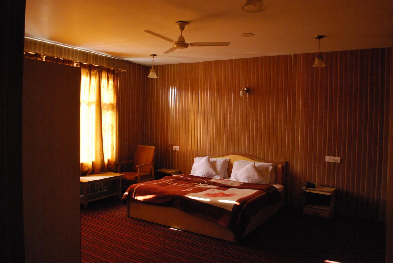 Kaisar Hotel Srīnagar Екстериор снимка